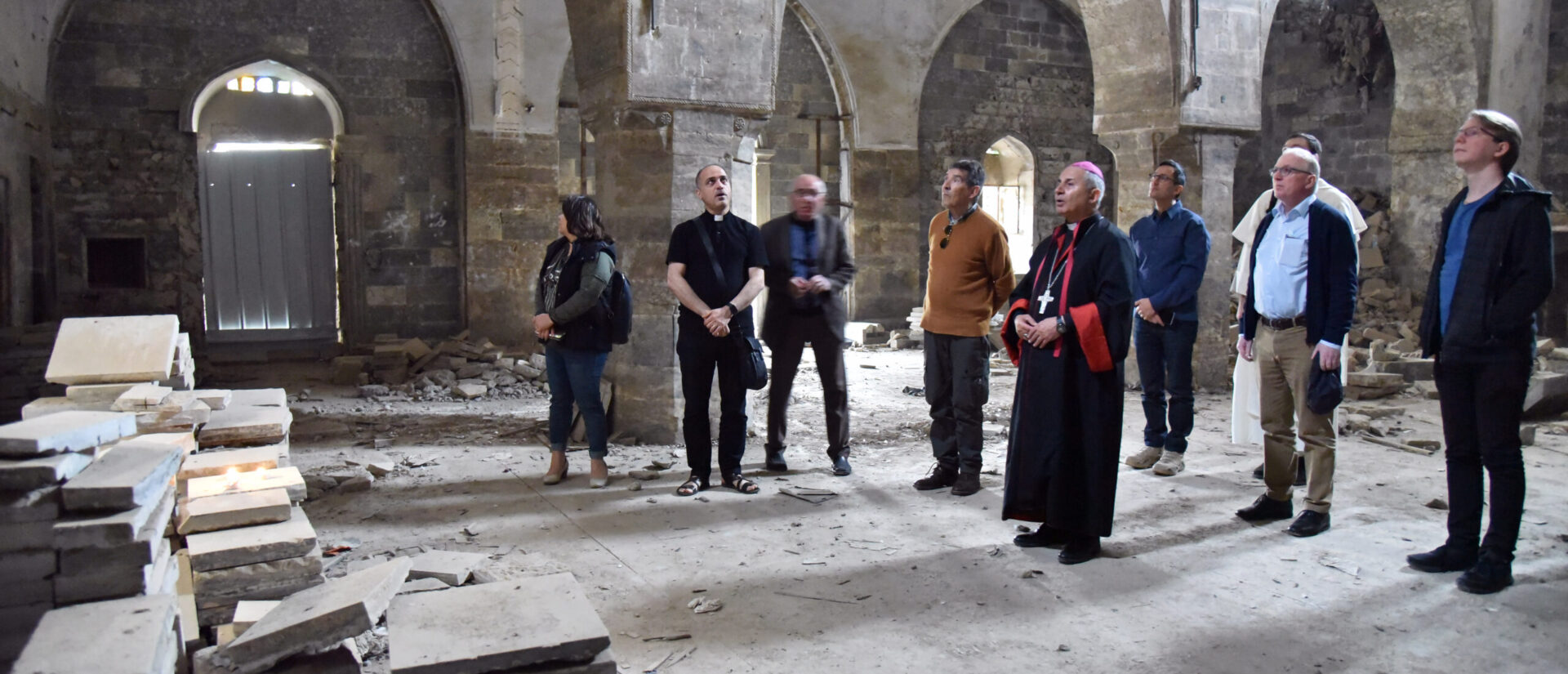 Mgr Najeeb Michaeel prie avec la délégation suisse dans la cathédrale chaldéenne de Mossoul (Irak) en ruines | © Raphaël Zbinden