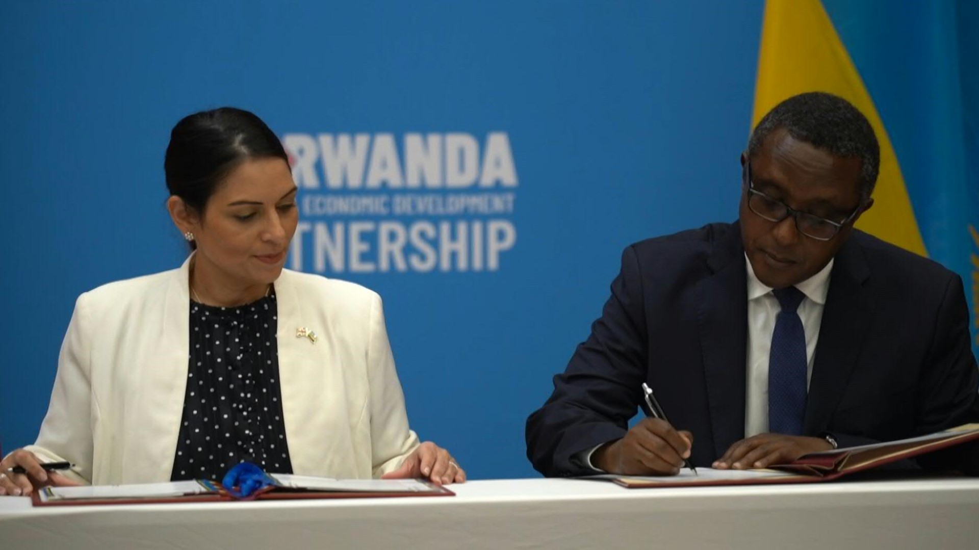 La ministre britannique de l'Intérieur, Priti Patel, et le ministre rwandais des Affaires étrangères, Vincent Biruta, à Kigali, jeudi 14 avril 2022 | © AFPTV 