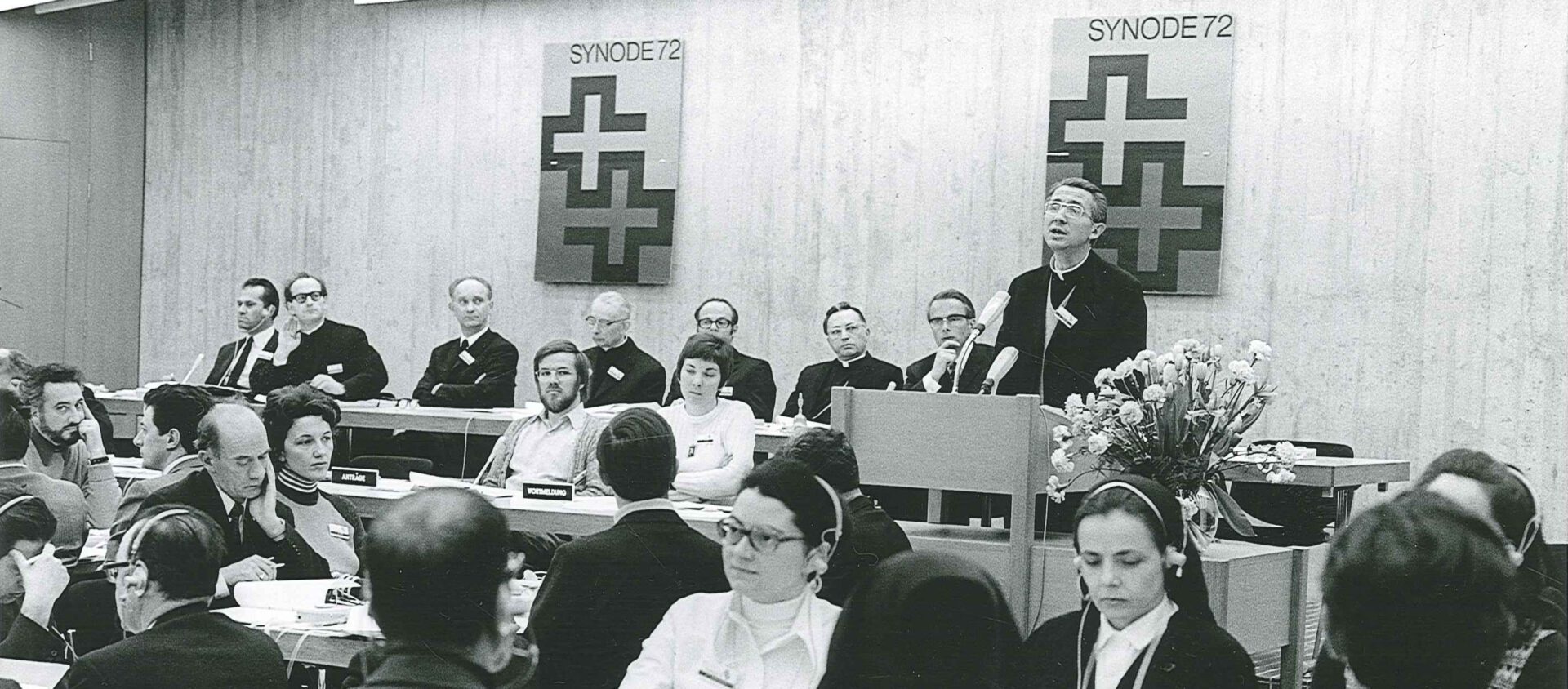 Présidence d'une assemblée synodale à Berne : (de g. à dr.) Henri Bérard, G. Athanasiades, Alois Sustar, Mgr Adam, Ivo Fürer, le nonce Marchioni, Anton
Cadotsch, et Amédée Grab au pupitre (modérateur du Synode de Lugano) | DR - Archives André Kolly