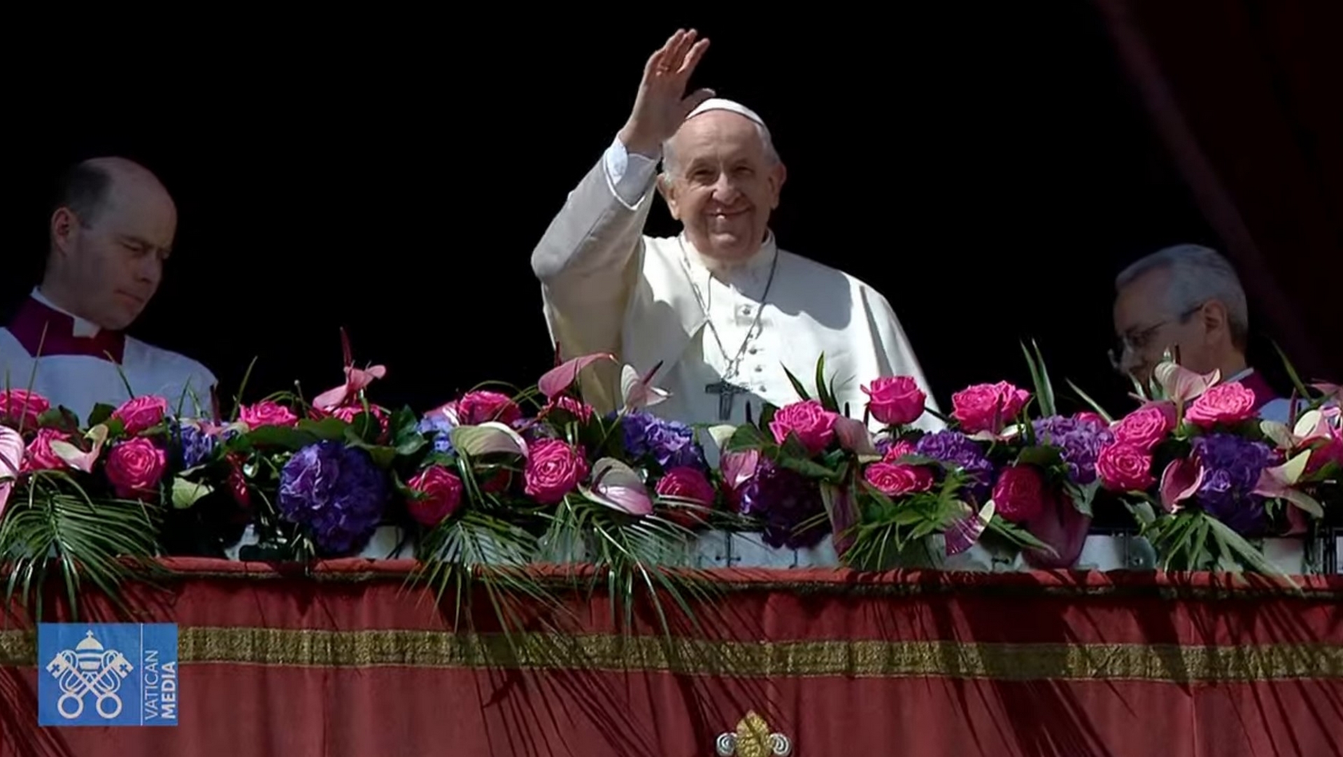 Le pape François arrive à la Loggia pour la bénédiction 'urbi et orbi' | capture d'écran Vatican Media