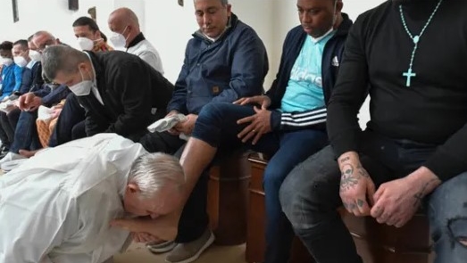 Le pape François lave les pieds des prisonniers de Civitavecchia | © vatican media