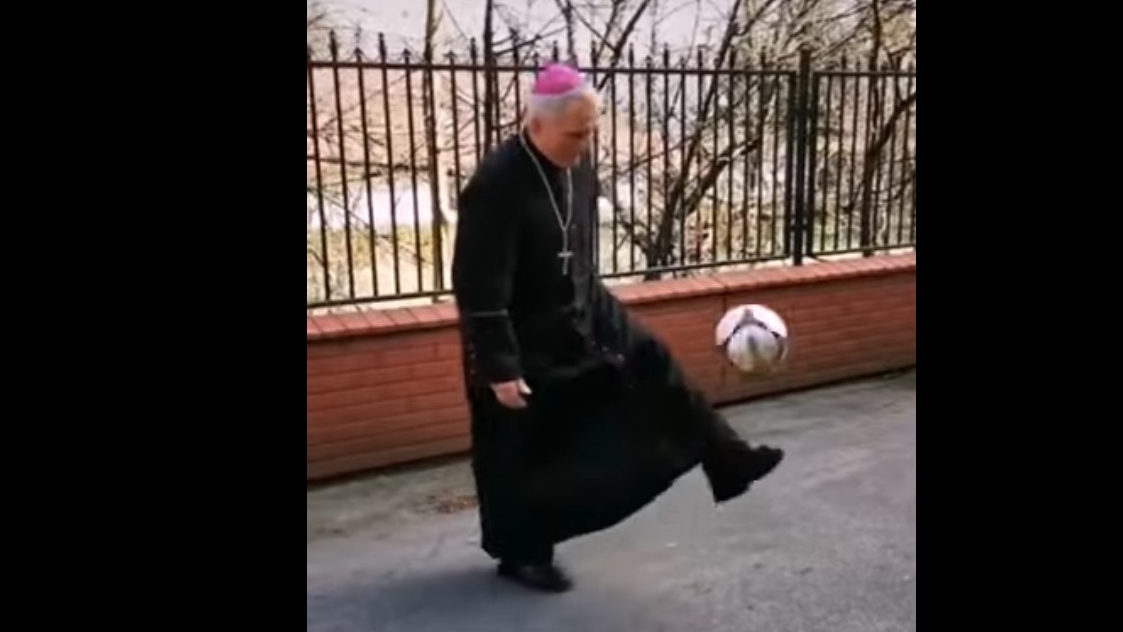 Mgr Jamzorek est resté habile avec un ballon de football dans les pieds | capture d'écran TikTok 