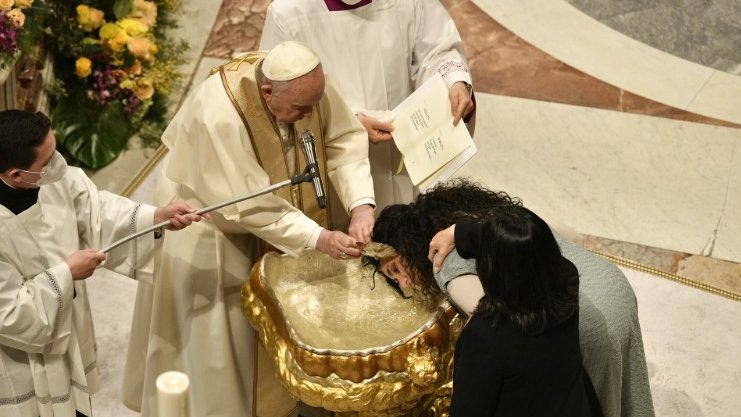 Le pape a célébré sept baptêmes d'adultes lors de la veillée pascale | Vatican Media