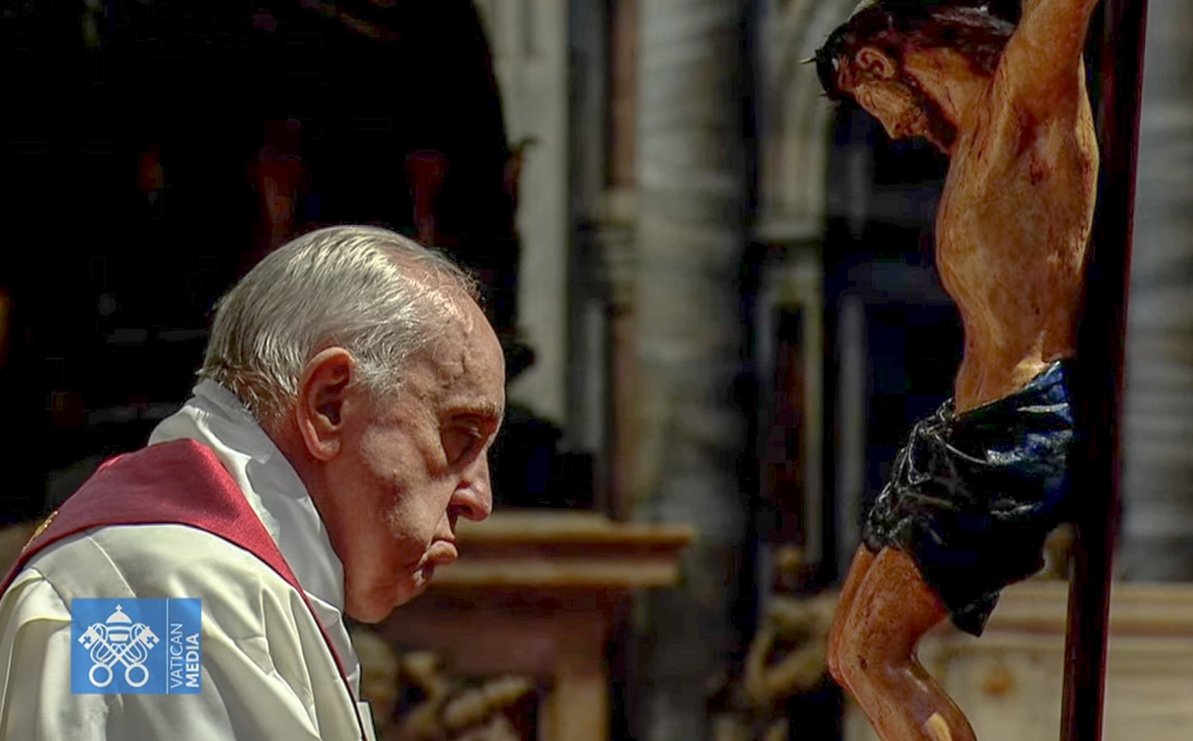 Le pape François se recueille devant la croix | capture d'écran Vatican Media