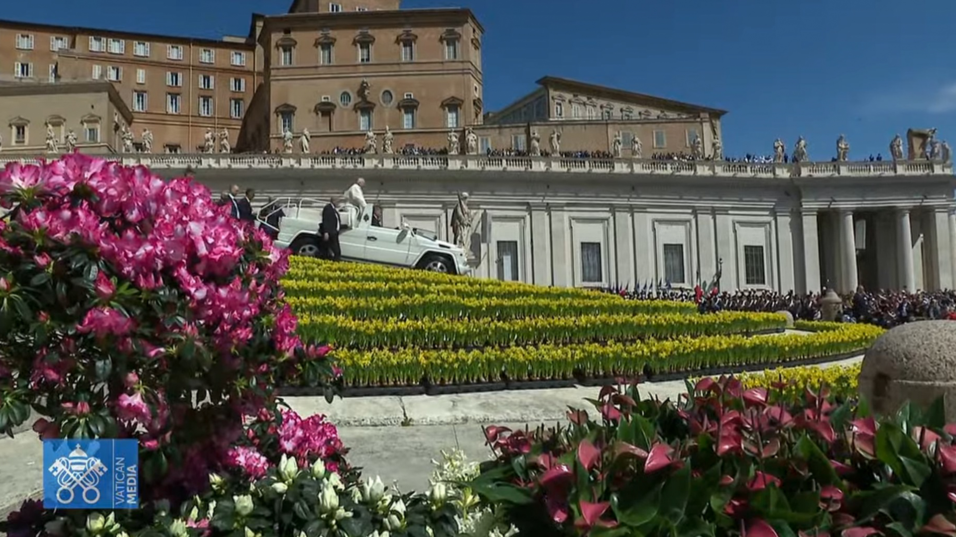 La papamobile à travers les parterres de fleurs place Saint-Pierre | capture d'écran Vatican Media