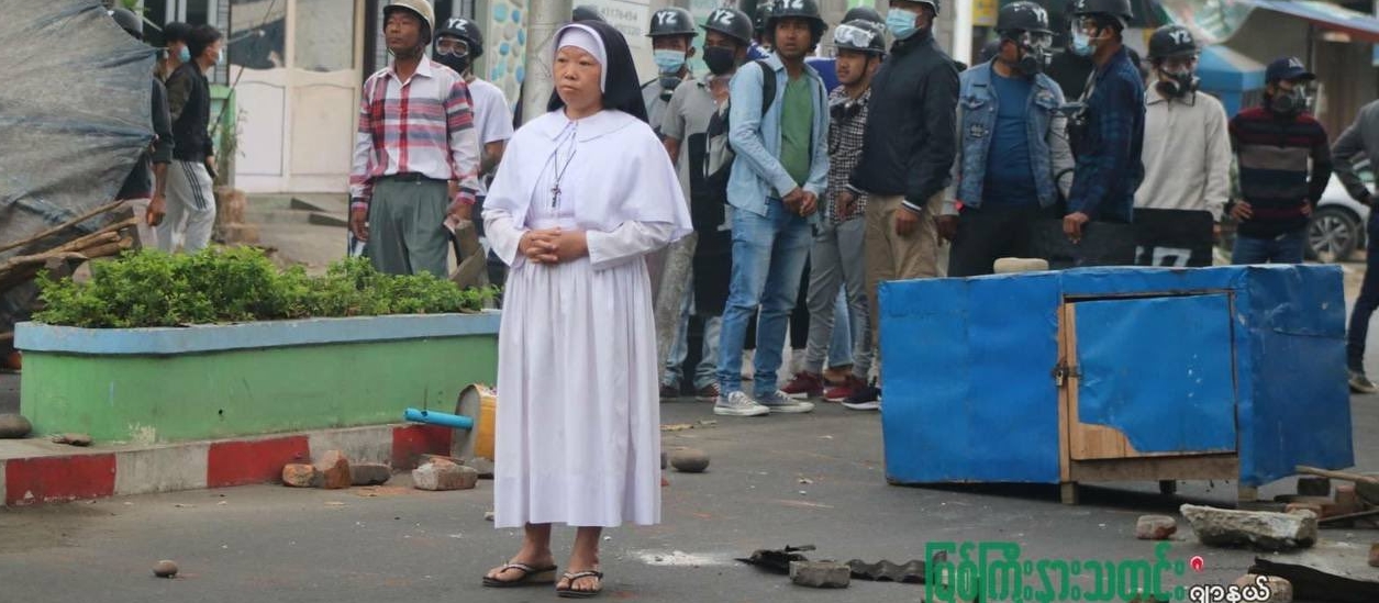 Les religieuses sont confrontées aux plus grands défis de la société de manière concrète. Comme lorsque Sr Na Tawng a fait face aux militaires birmans en février 2021 | capture d'écran Twitter