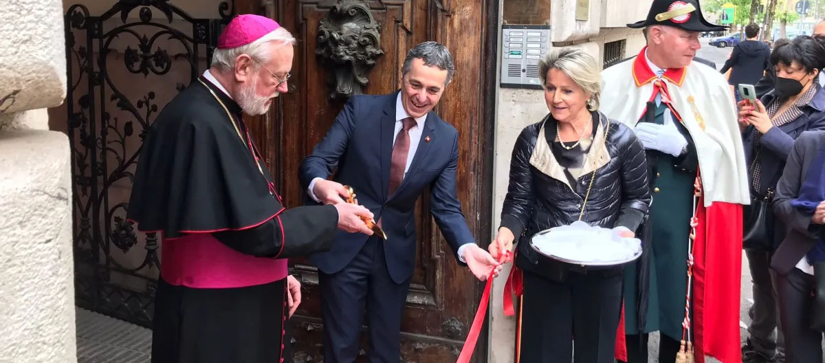 Ignazio Cassis et Mgr Paul RIchard Gallagher ont symboliquement coupé le cordon de l'entrée de l'ambassade qui sera opérationnelle en 2023 | Camille Dalmas/I.Media