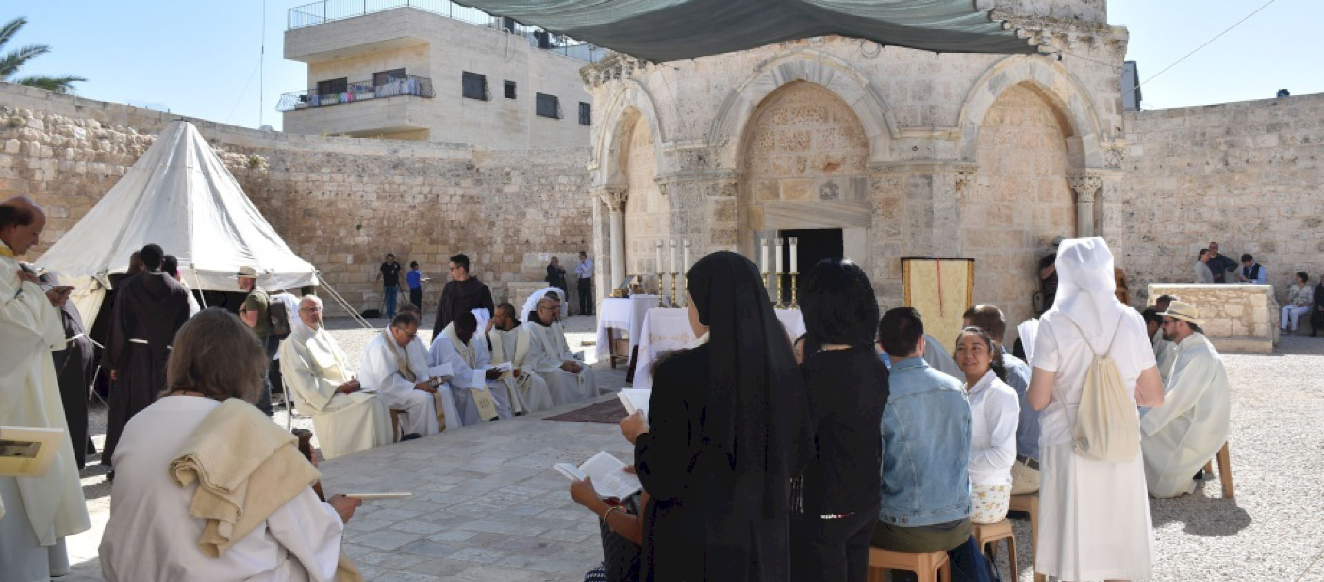 A la fin de l'Eucharistie, les fidèles se sont massés à l'intérieur pour contempler l'endroit où Jésus aurait rejoint son père | © Patriarcat latin de Jérusalem