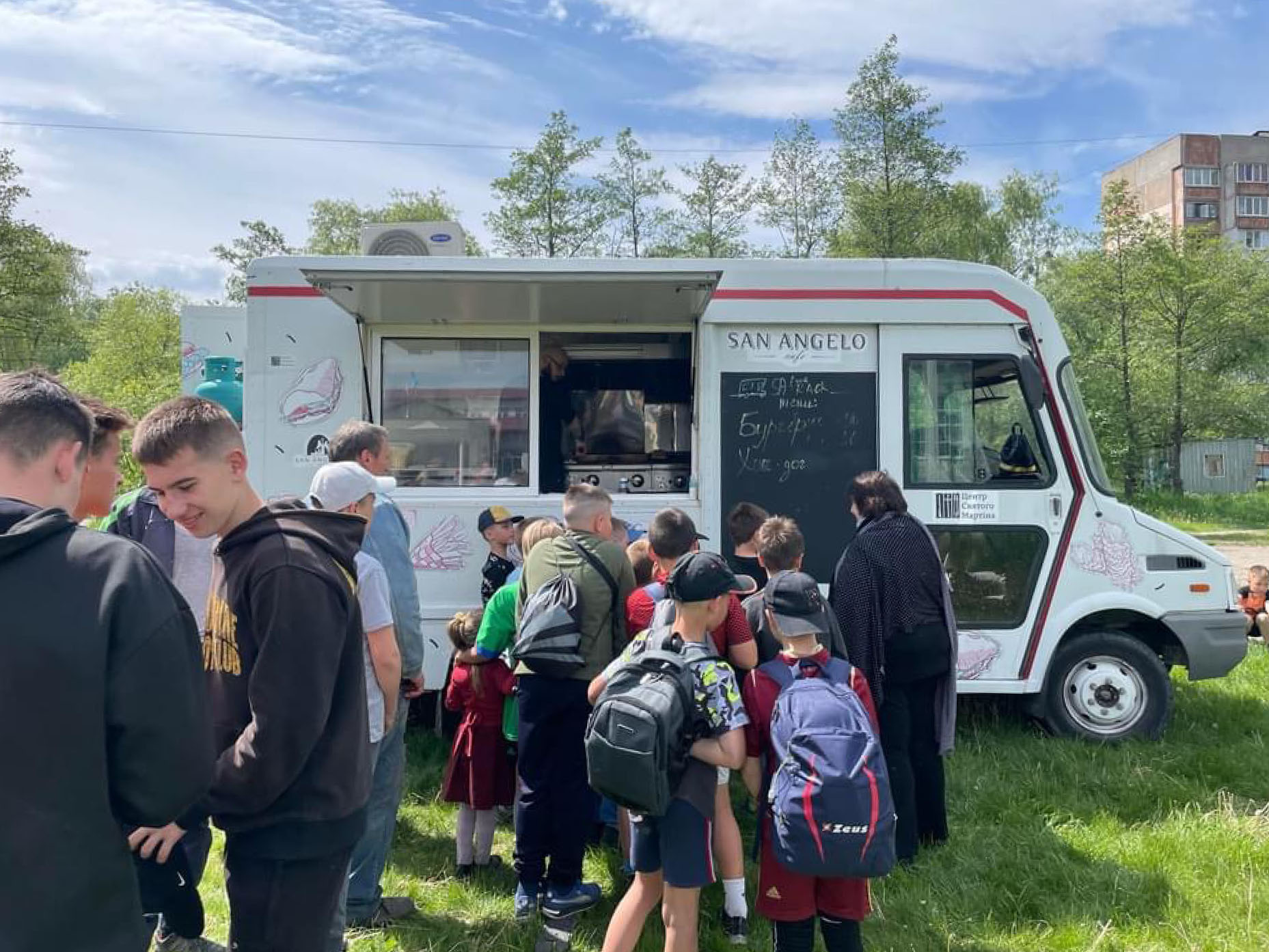 Le food truck du Père Misha apporte un peu de réconfort aux habitants de Borodyanka, ville dévastée par l'armée russe | © Yaroslav Krawiec