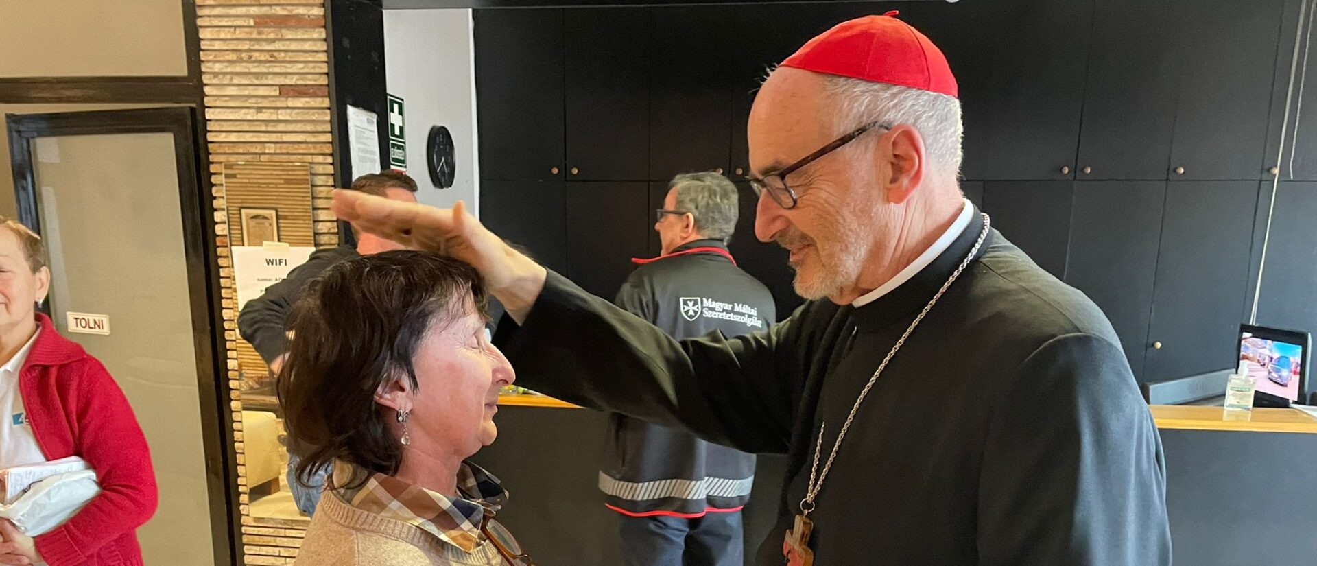 Le cardinal Michael Czerny a tenté d'apporter du réconfort à des réfugiés ukrainiens | © Vatican Media