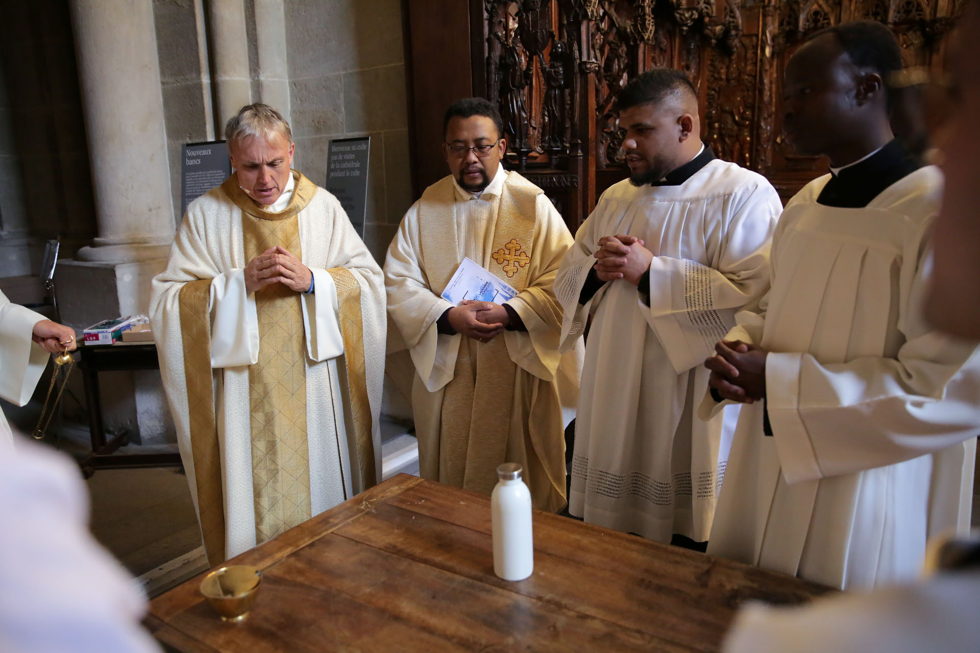 Lausanne le 7 mai 2022. Messe d'ouverture des JMJ à la cathédrale. Jean-Marie Cettou se prépare à la célébration | © Bernard Hallet