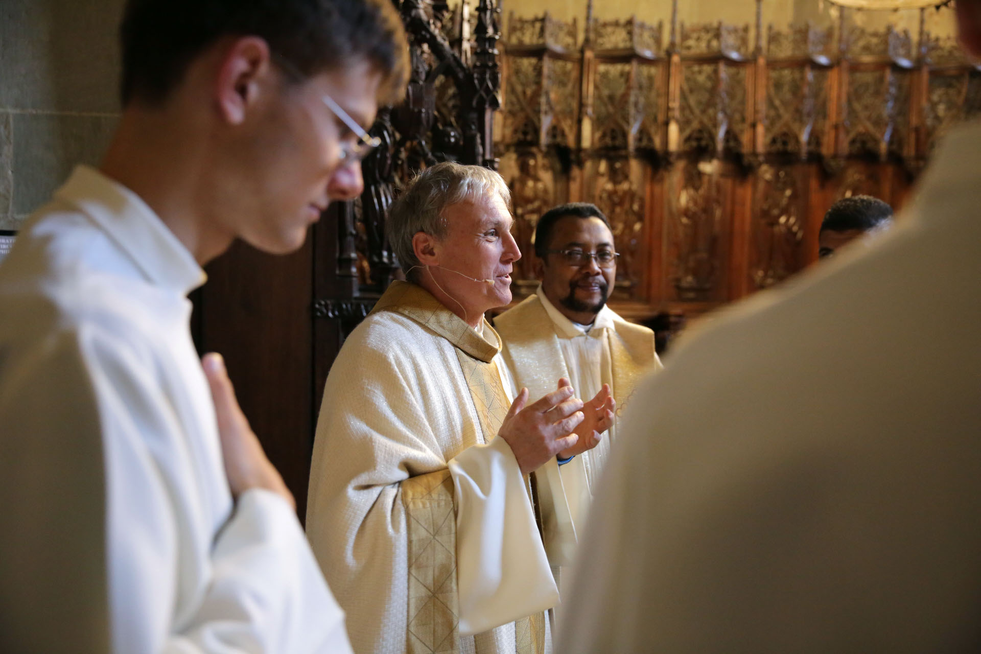 Lausanne le 7 mai 2022. Messe d'ouverture des JMJ à la cathédrale. Jean-Marie Cettou se prépare à la célébration avec le prêtre concélébrant et les servants de messe | © Bernard Hallet