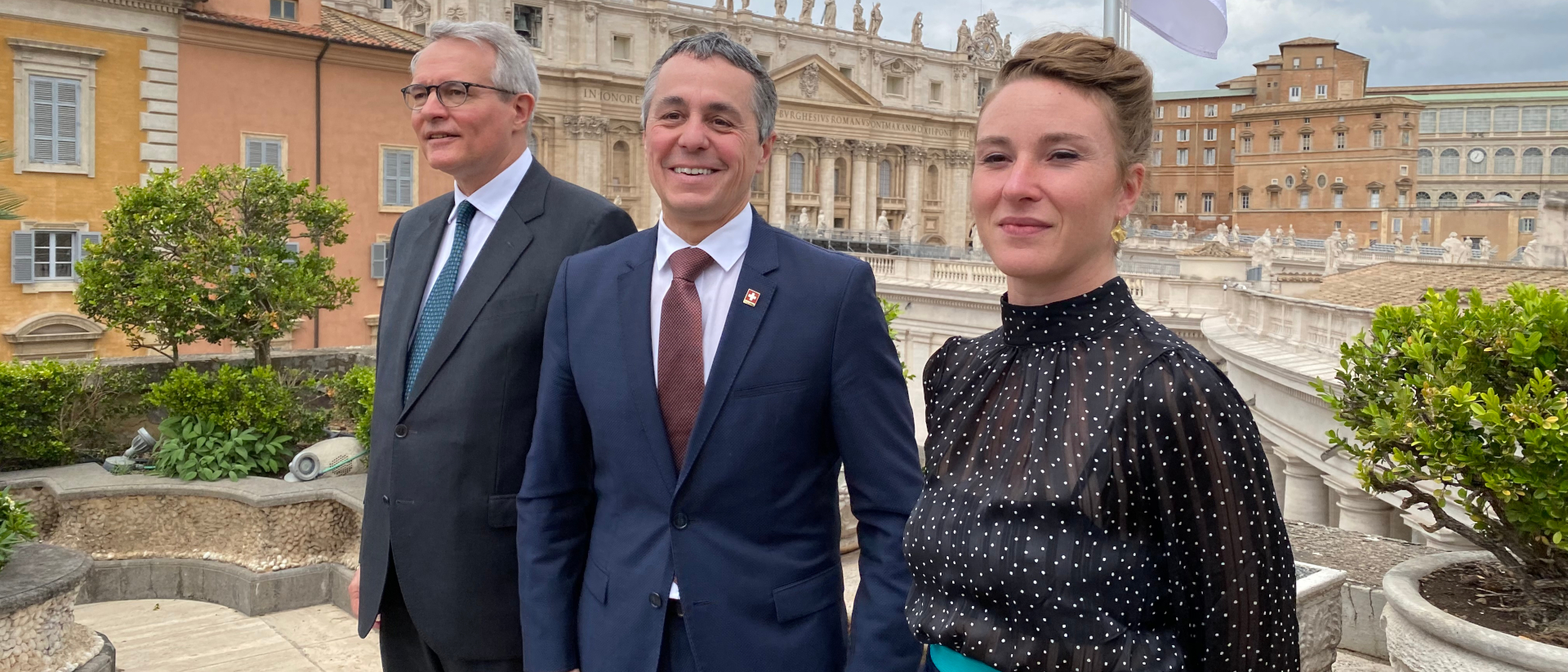 Ignazio Cassis, entre Thomas Hefti (g.), Pdt du Conseil des États, et Irène Kälin (dr.) Pdte du Conseil des États se réjouit du rapprochement avec le Saint-Siège | © Raphaël Rauch