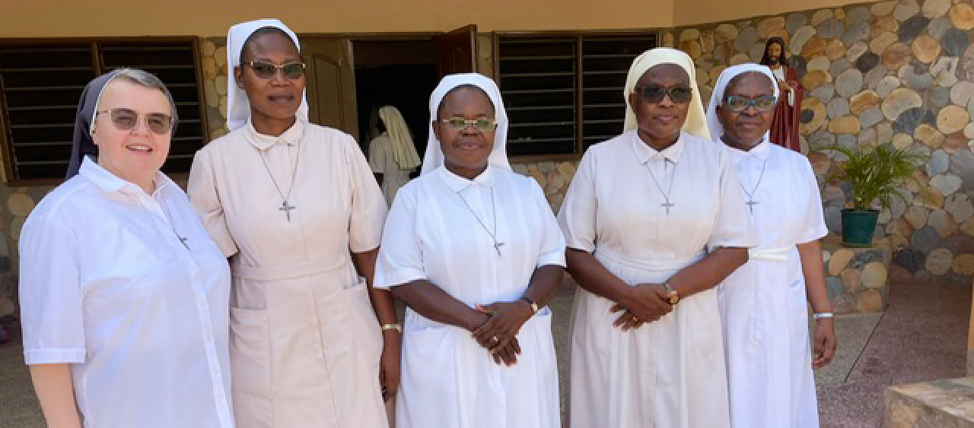 Sœur Evelyne Agbegninou, au centre, est la nouvelle supérieure des Sœur de Saint-Augustin | © Saint-Augustin