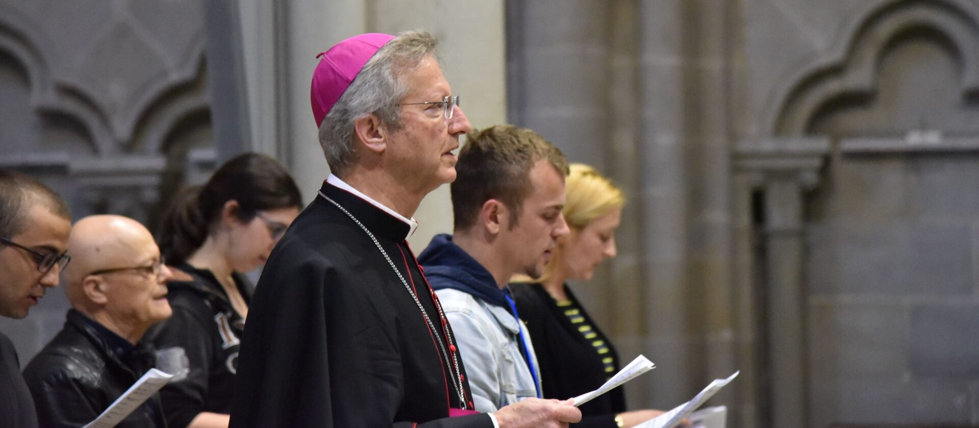 Mgr Alain de Raemy, évêque des jeunes, a participé au culte | © Raphaël Zbinden