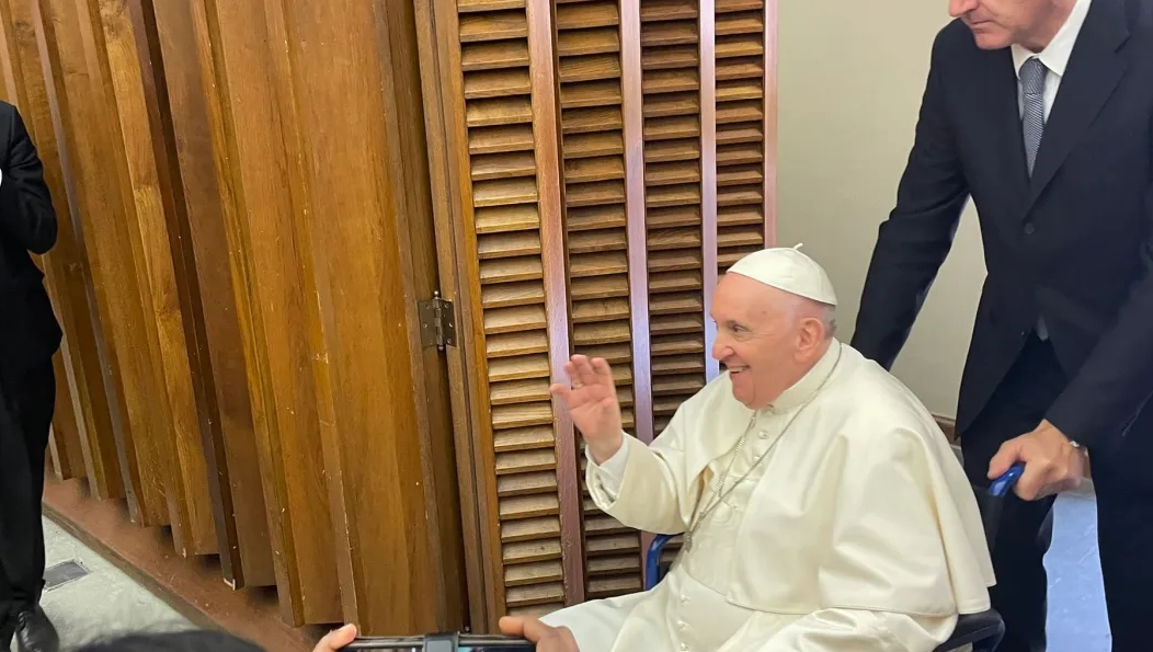 Le pape François contraint de se déplacer en fauteuil roulant | © Twitter Claudia Giampietro 