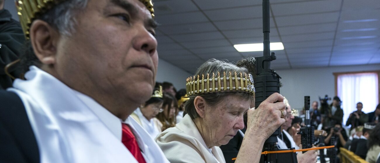 Une cérémonie de bénédiction d'armes par l'Eglise du Sanctuaire, en Pennsylvanie, en 2018 | © EPA/JIM LO SCALZO/Keystone