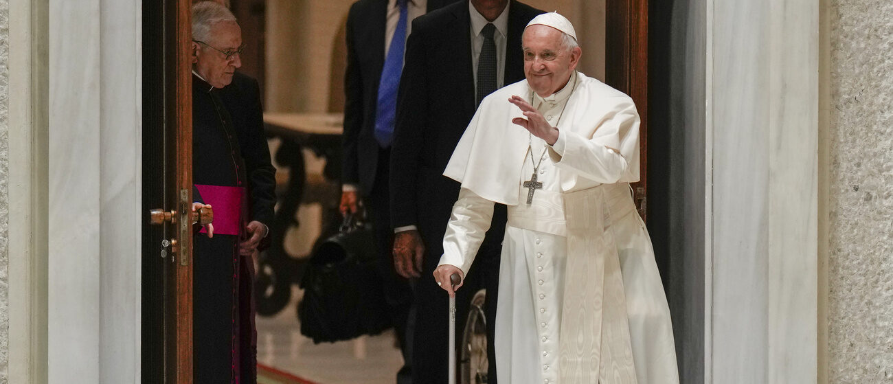 Le 27 juin 2022, le pape François a marché avec une canne | © AP Photo/Alessandra Tarantino/Keystone