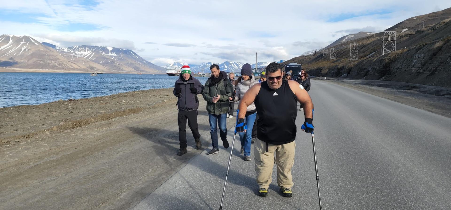 L'athlète libanais Michael Haddad a parcouru 100km en Arctique avec le livre "Pourquoi avez-vous peur? N’avez-vous pas encore la foi?" | © UNDP