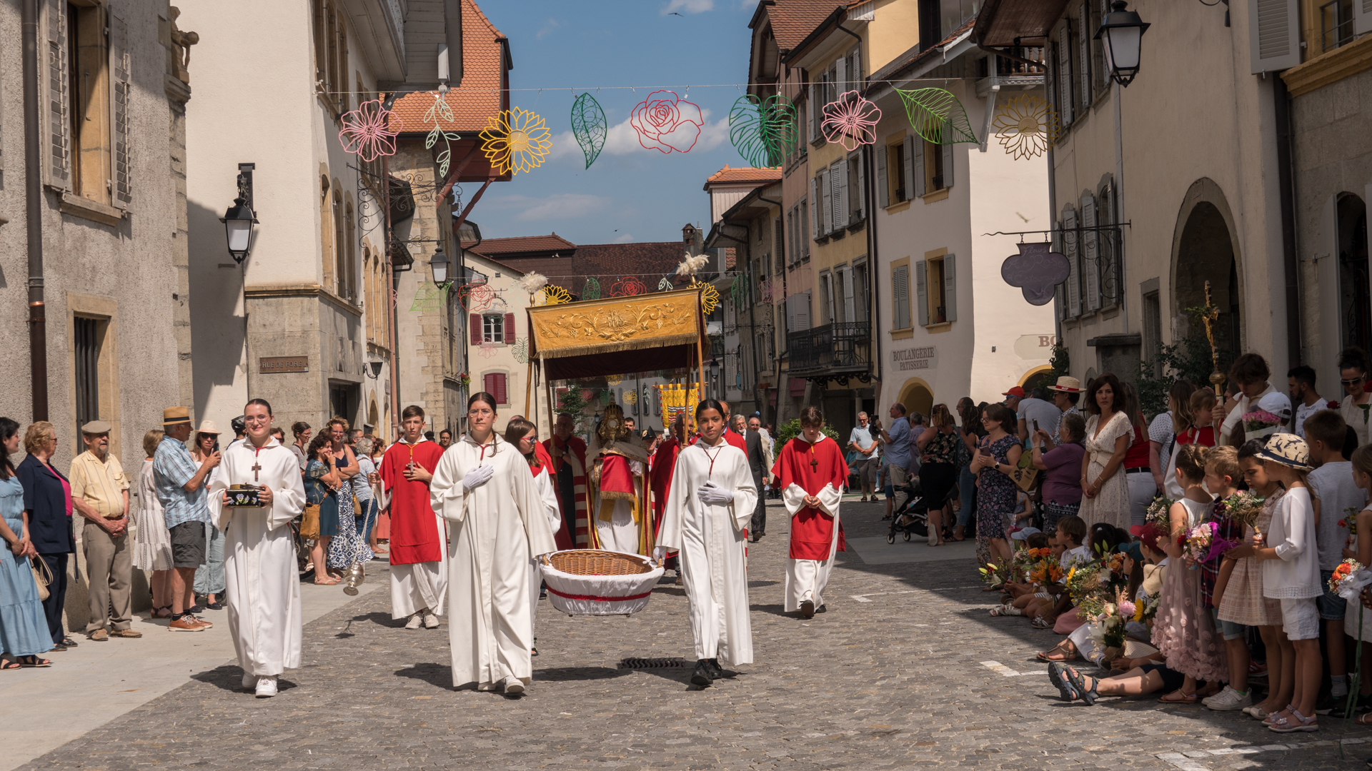 La Procession de la Fête-Dieu parcourt la cité médiévale d'Estavayer-le-Lac | © Maurice Page 