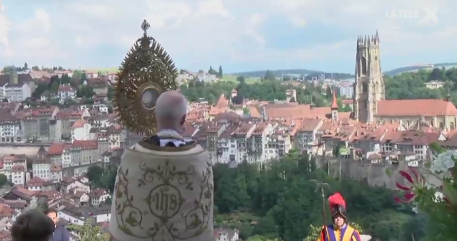 Mgr Charles Morerod lors de la Fête-Dieu de Fribourg en 2020 | capture d'écran La Télé