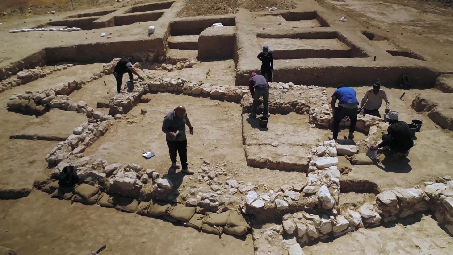 Les archéologues sur le site de la mosquée de Rahat | Emil Aladjem, Israel Antiquities Authority