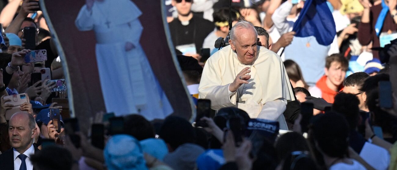 Le pape salue les participants au pèlerinage des jeunes, le 18 avril 2022 | © KEYSTONE/AFP/ALBERTO PIZZOLI