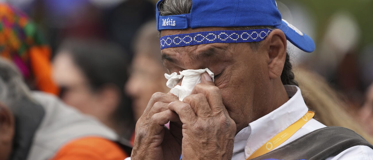 Un autochtone n'a pas pu retenir ses larmes lors de la visite du pape à Maskwacis (Canada) | © Nathan Denette/The Canadian Press via AP/Keystone