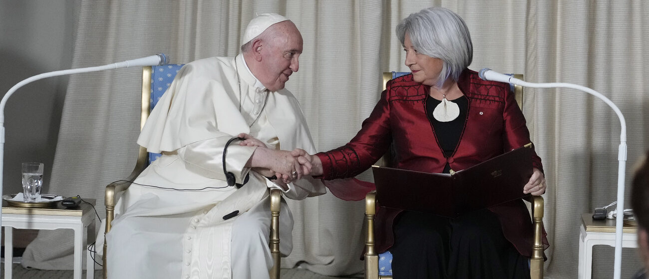 Le pape François serre la main de la gouverneure-générale Mary Simon, à la Citadelle de Québec, le 27 juillet 2022 | © AP Photo/Gregorio Borgia/Keystone