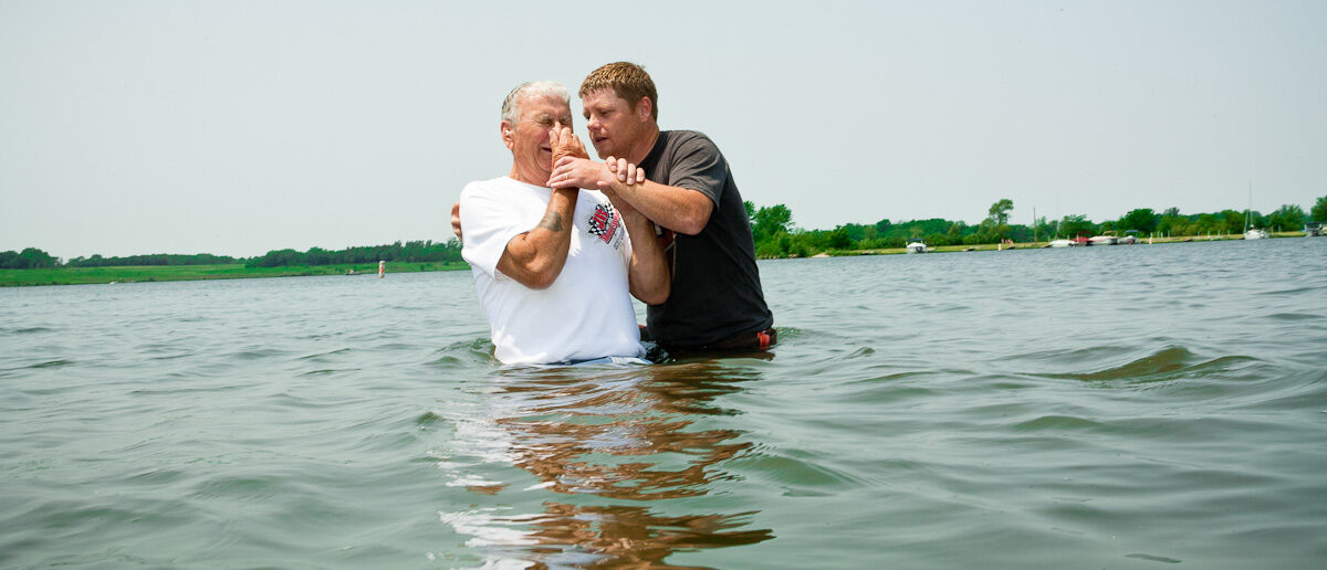 Baptême par immersion dans un lac | photo d'illustration © Flickr/Lakeside Fellowship/CC BY-NC 2.0