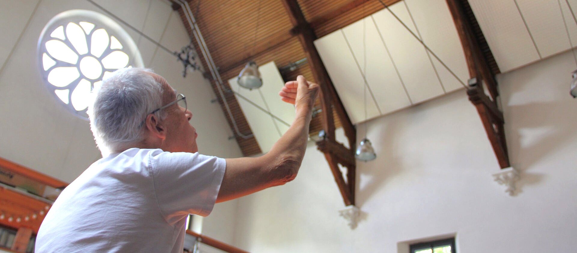 Emmanuel Rossi explique la rénovation de la charpente de la Maison des Amis montagnards, au Petit-Lancy (GE) | © Jessica Da Silva