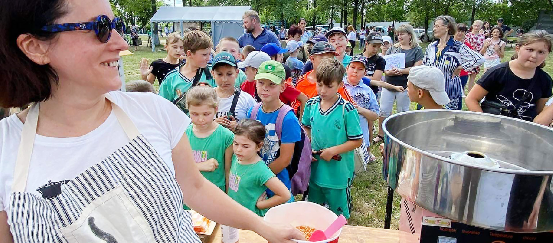 A Borodyanka, les dominicains du couvent de Saint-Martin,  organisent régulièrement leur festival des familles où les habitants profitent de hot-dog et, ici, de popcorn et barbes à papa servis gracieusement par des bénévoles | © Frère Misha OP