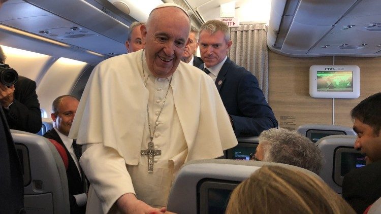 Le pape François dans l'avion qui l'emmène au Canada  | © Vatican Media
