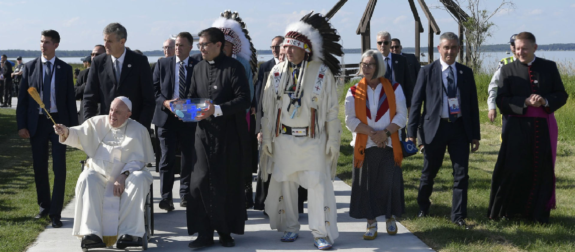 Le pape a béni les eaux et procédé à un rite d’aspersion des pèlerins présents | © Keystone/EPA/Vatican Media