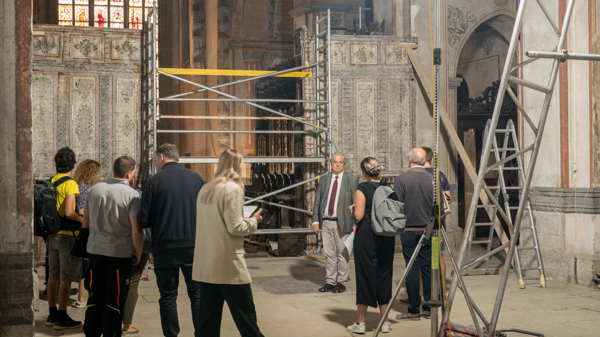 Le conservateur Stanislas Rück présente le décor renaissance découvert au dos des stalles de l'Abbaye d'Hauterive | Maurice Page
