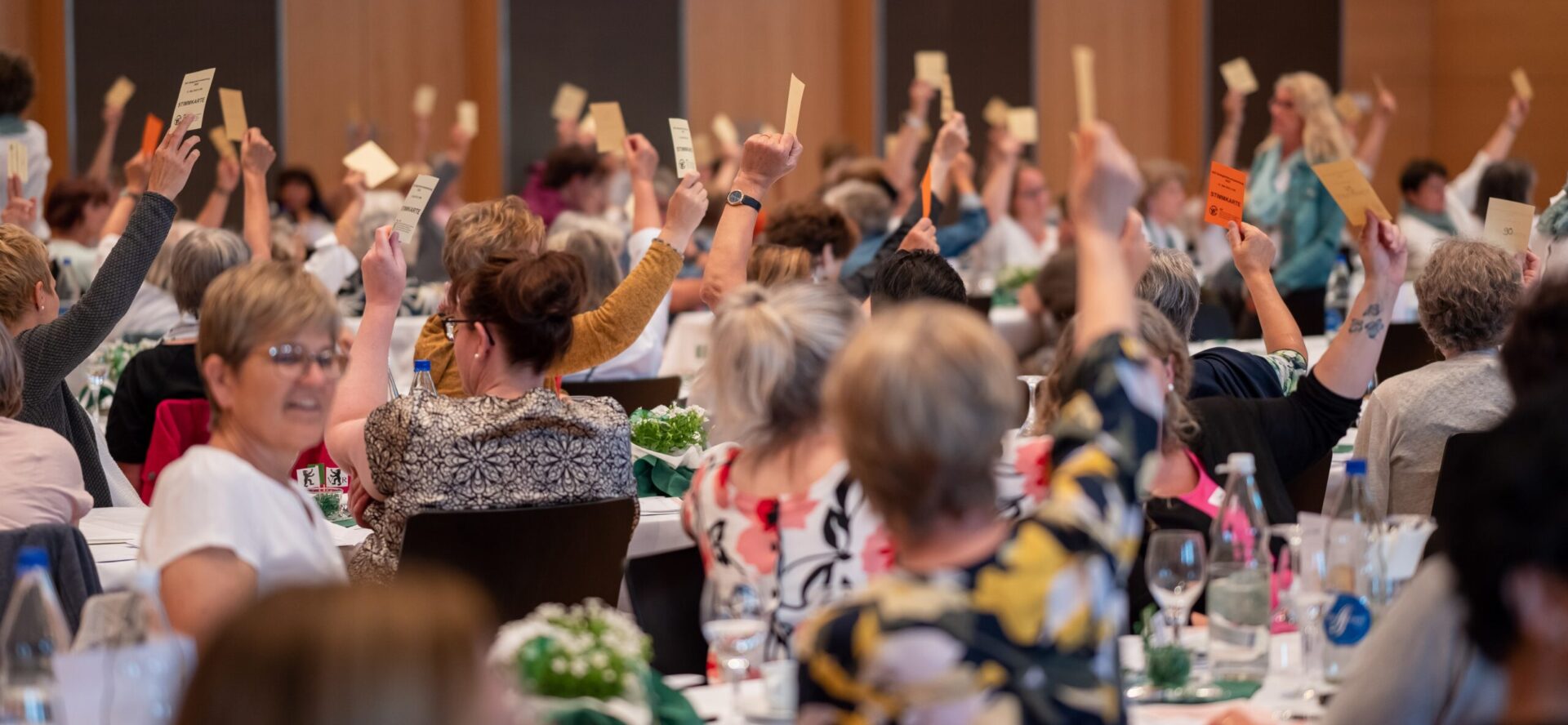 Les femmes devraient-elles être autorisées à administrer des sacrements? Le débat se poursuit à Fribourg | photo: assemblée générale de la Ligue suisse des femmes catholiques à Wil (SG) 2022 © www.frauenbund.ch