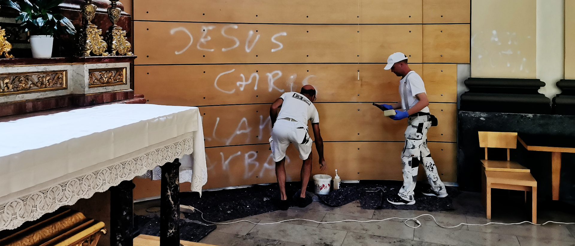 Les ouvriers ont déjà commencé à nettoyer les tags dans l'église St-Joseph de Bâle | © David Meier