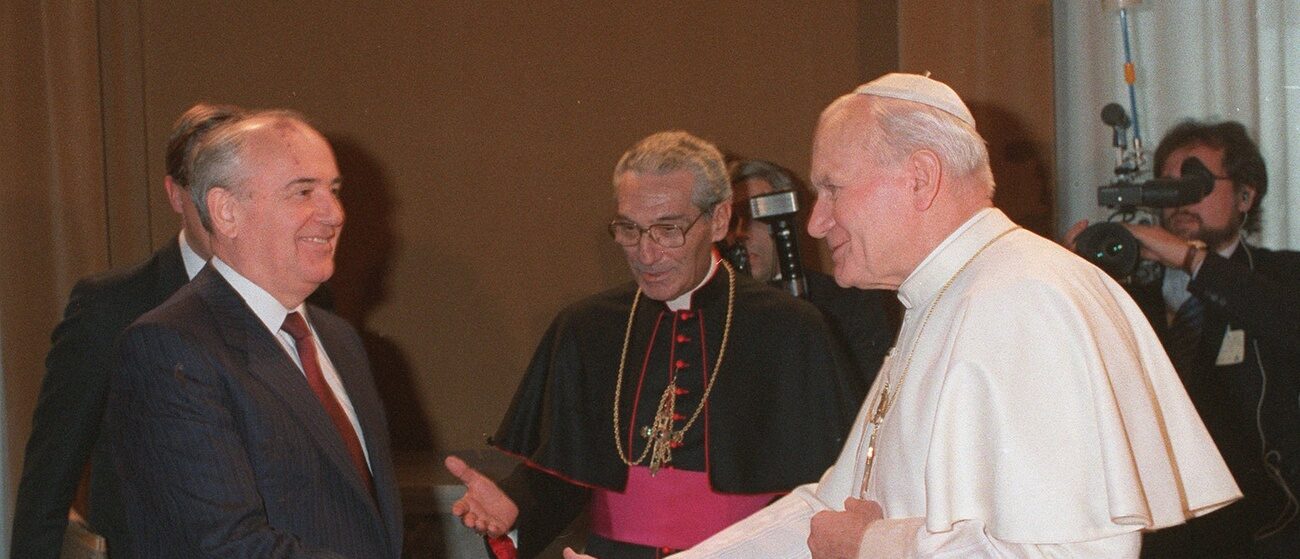 Lors de leur première rencontre, le 1er décembre 1989, Mikhail Gorbatchev et Jean Paul II ont exprimé une grande proximité | © KEYSTONE/AP Photo/Massimo Sabucetti
