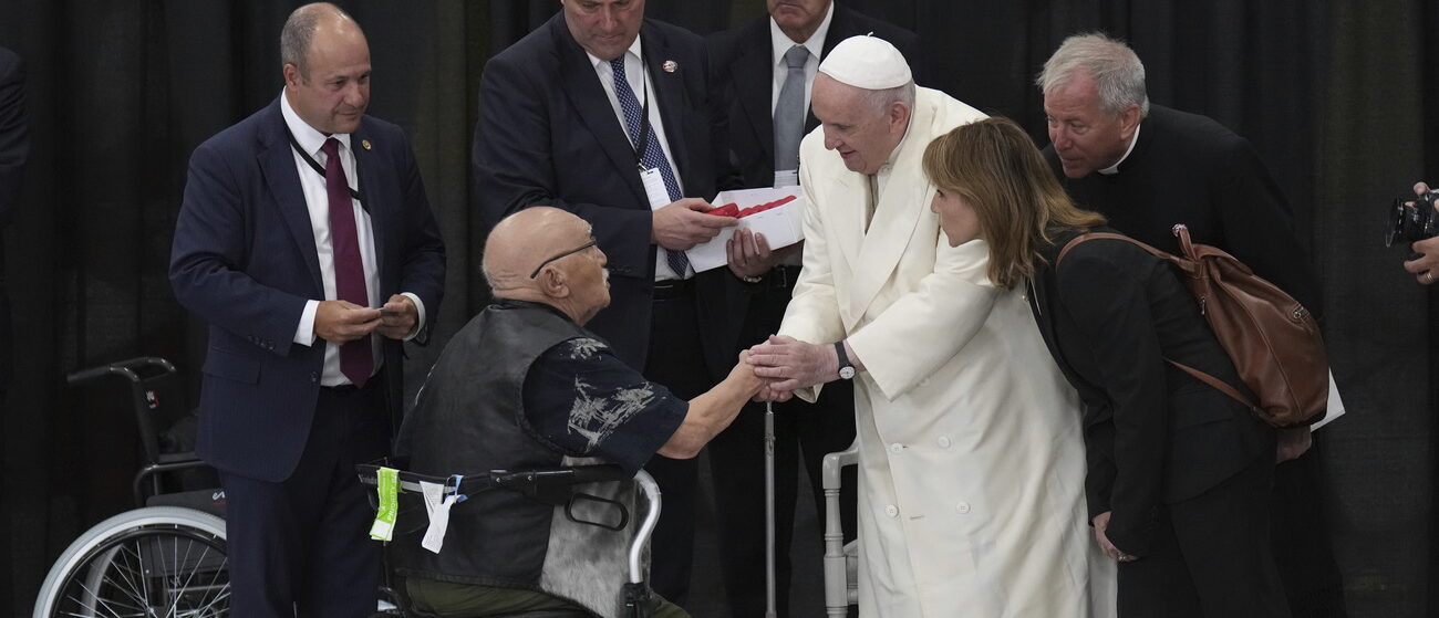 Le pape François a demandé pardon pour les agissements de l'Eglise catholique au Canada envers les autochtones | photo: le pape s'entretient avec un représentant inuit à Iqaluit, le 29 juillet 2022, © Nathan Denette/The Canadian Press via AP/Keystone