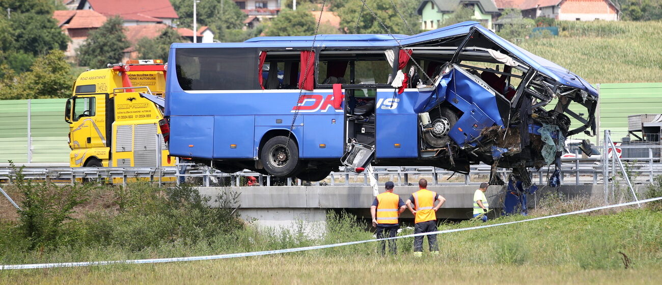 Le car venant de Pologne a été lourdement endommagé en chutant dans le fossé © EXPA/ Pixsell/ Zeljko Lukunic/PIXSELL/Keystone