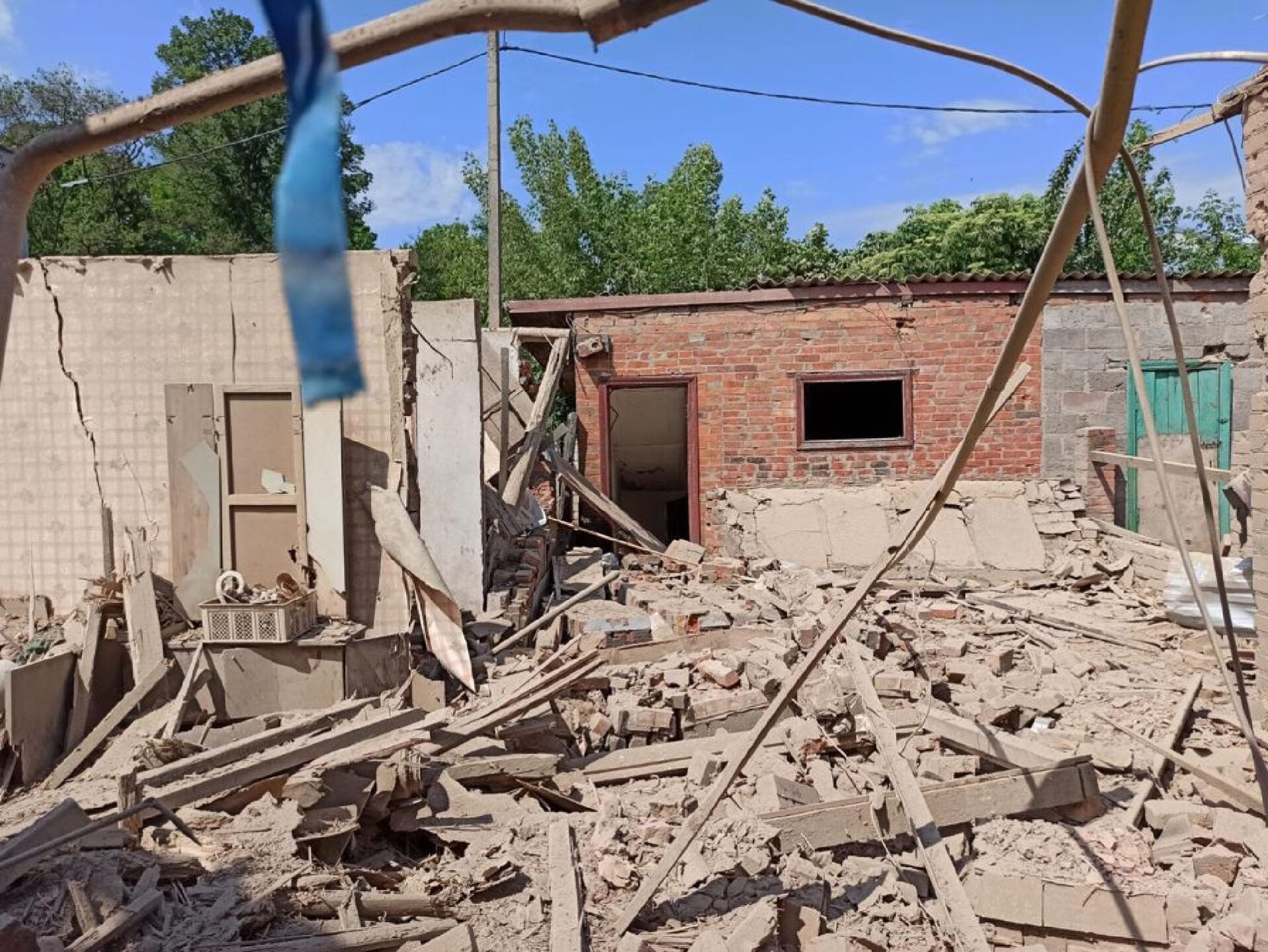 Une maison détruite par les bombradements dans la ville de Zolochiv | © ACN