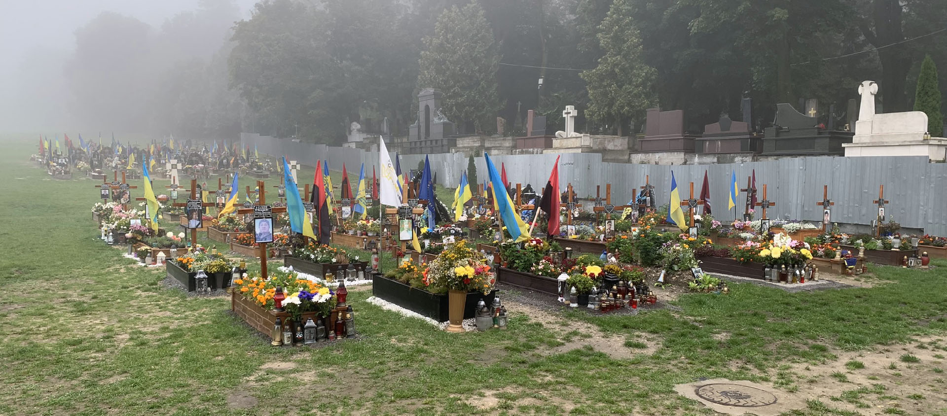 Chaque semaine, de nouvelles tombes sont ajoutées dans le champ de mars, un cimetière où sont enterrés les soldats morts au front | © Jaroslaw Krawiec