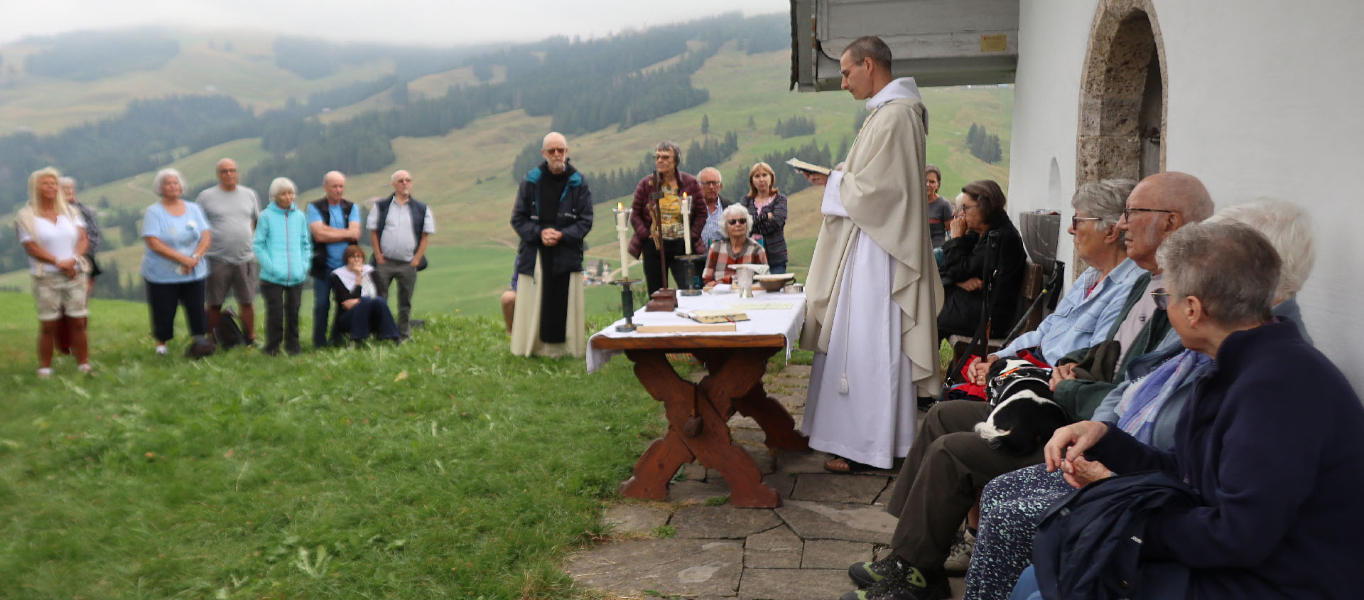 les moines d’Hauterive, propriétaires de la ferme des Echelettes, en contrebas de la chapelle, assurent la liturgie | © Bernard Litzler