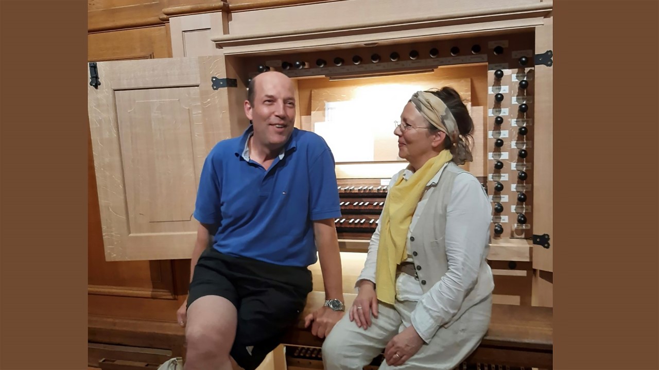 L'organiste Anne-Lise Vuilleumier Luy, avec le facteur d'orgue Henrik Ahrend, devant le nouvel orgue du temple de Morges. | © Isabelle Dufour