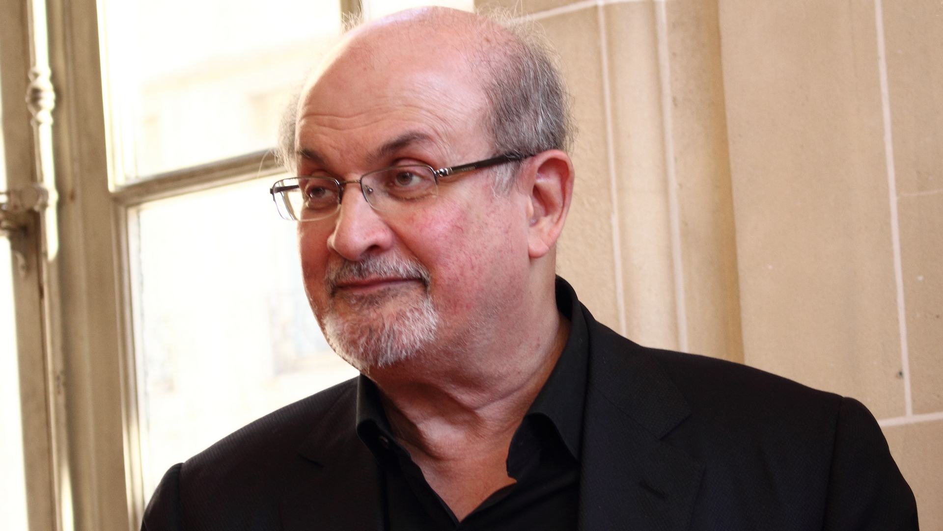 L'écrivain Salman Rushdie est menacé depuis la paration des "Versets sataniques" en 1989 | Wikimedia commons ActuaLitte CC-BY-SA-2.0