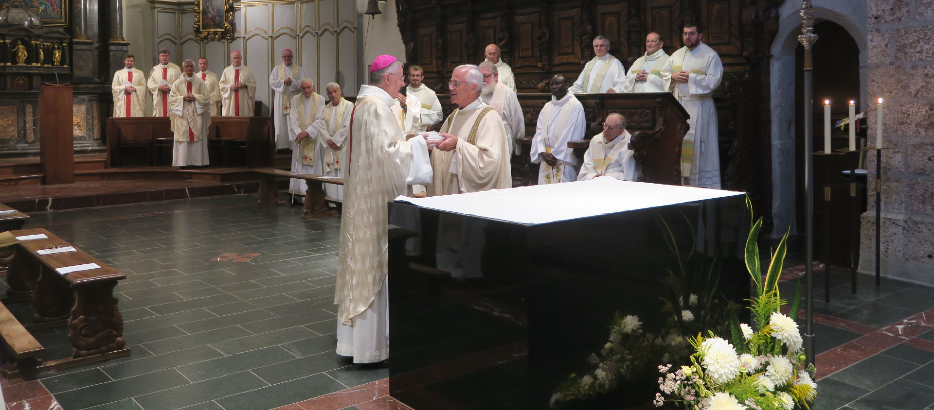 Durant la messe de clôture du Congrès, Mgr Scarcella a reçu des main de Jean-Michel Girard le sceau, symbole de la fonction d'Abbé primat | © Abbaye de Saint-Maurice