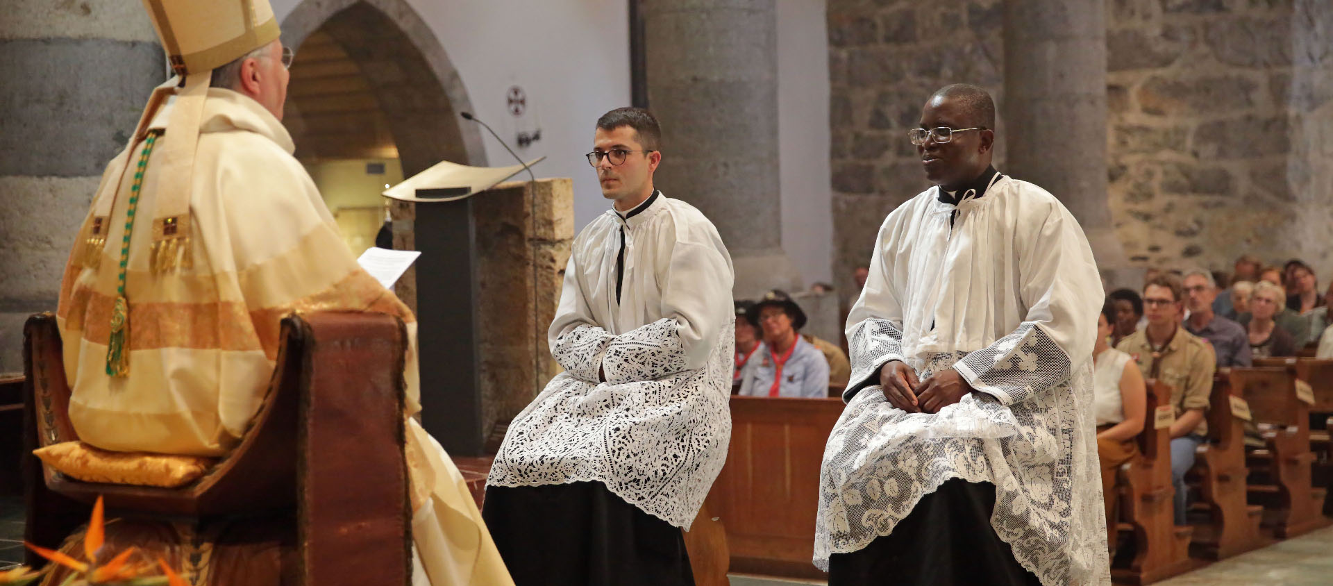 Le Père-Abbé, Mgr Jean Scarcella, a lu l'homélie à Simone et Maurice avant de recevoir leurs vœux | © Bernard Hallet