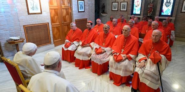 Benoît XVI et François avec les nouveaux cardinaux, le 27 août 2022, dans la chapelle du monastère Mater Ecclesiae  © Bureau de presse du Saint-Siège