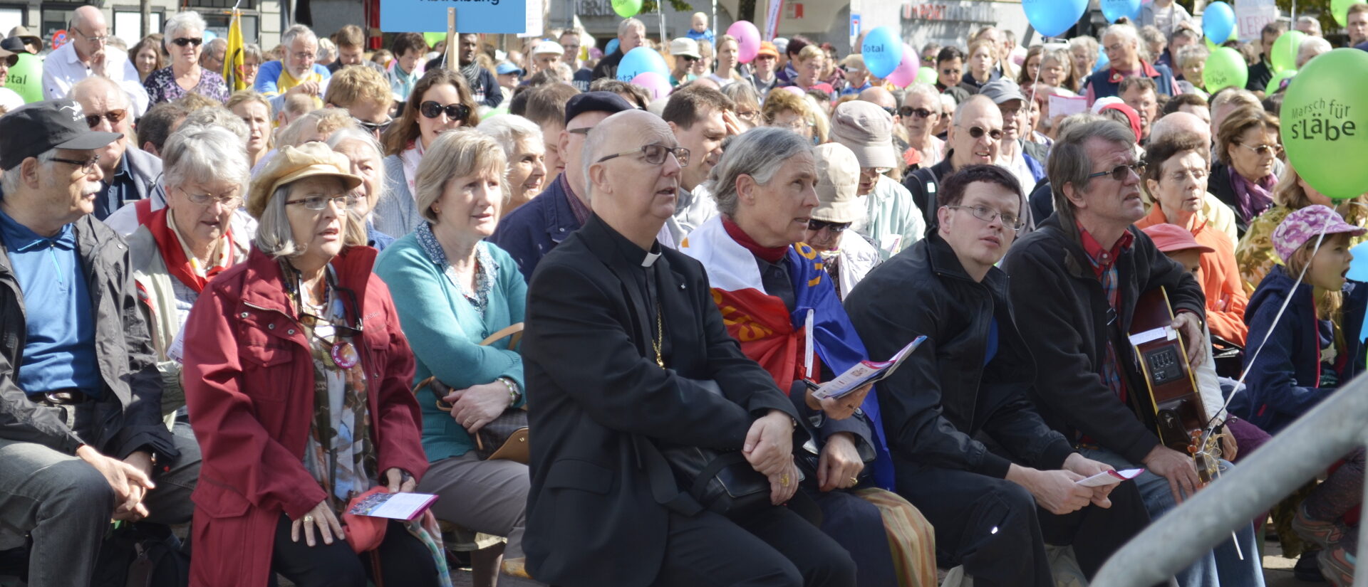Des participants à la "Marche pour la Vie" 2015 à Zurich, avec au premier plan Mgr Marian Eleganti, ancien évêque auxiliaire de Coire | © Regula Pfeifer