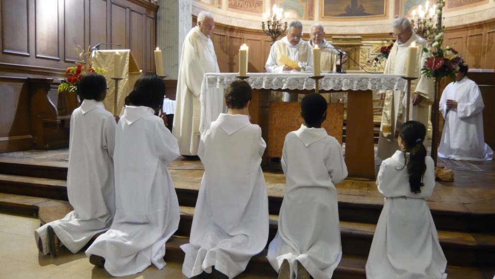 Servantes et servants d'autel | paroisse Sts Pierre et Paul de Courbevoie 